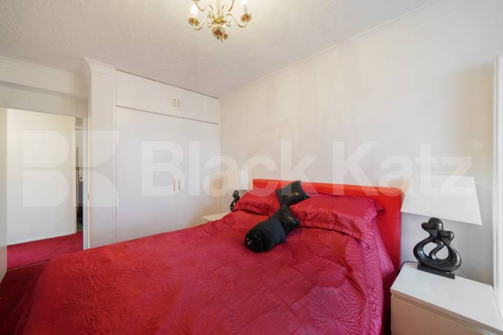 Bright, Refurbished 2 Bed Flat Steps from Primrose Hill Park Adelaide Road, Primrose Hill / Chalk Farm